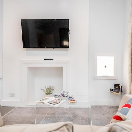 Castle Properties: The Sovereign 5 Bed Town House Уиндзор Екстериор снимка