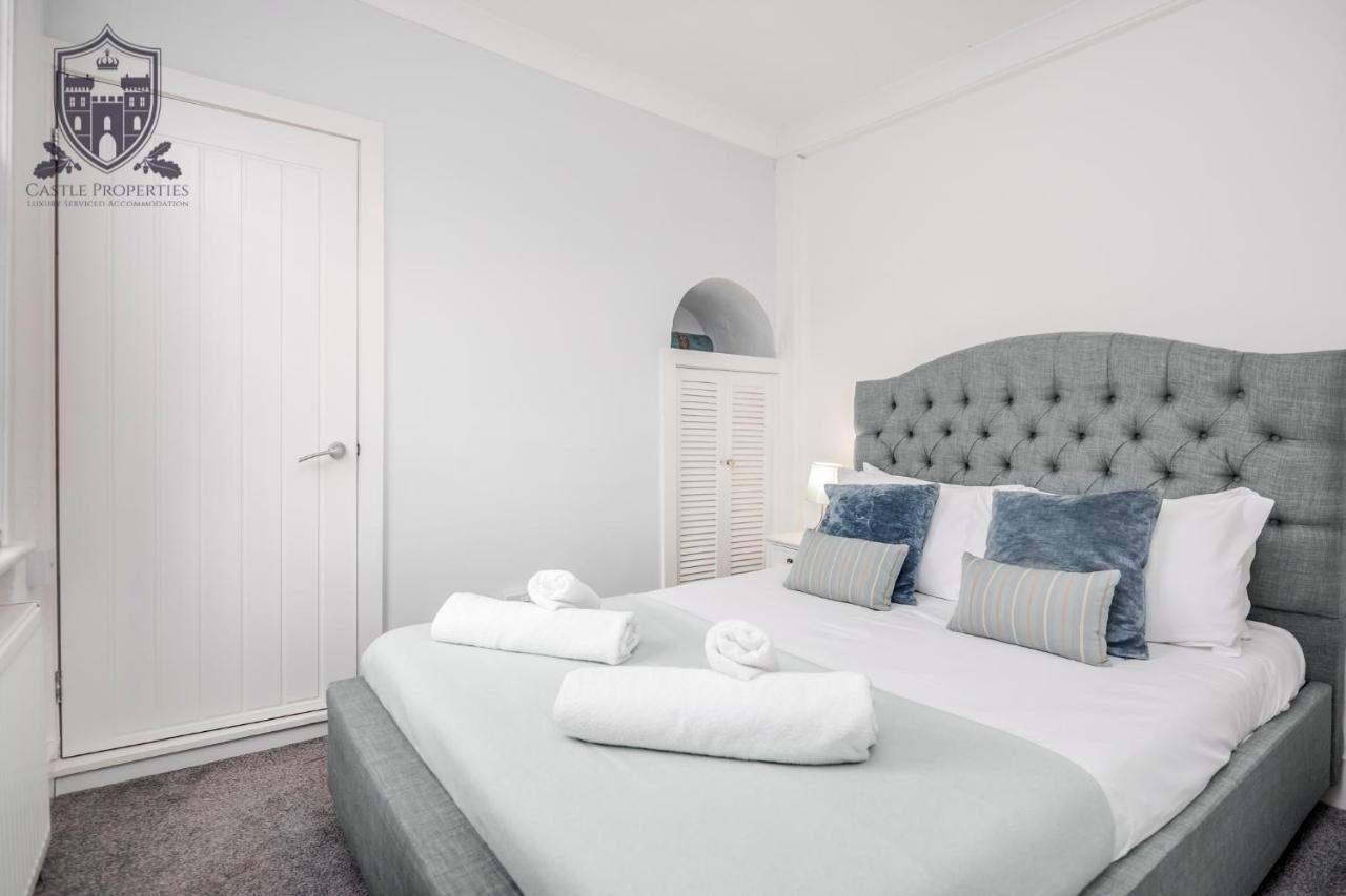 Castle Properties: The Sovereign 5 Bed Town House Уиндзор Екстериор снимка