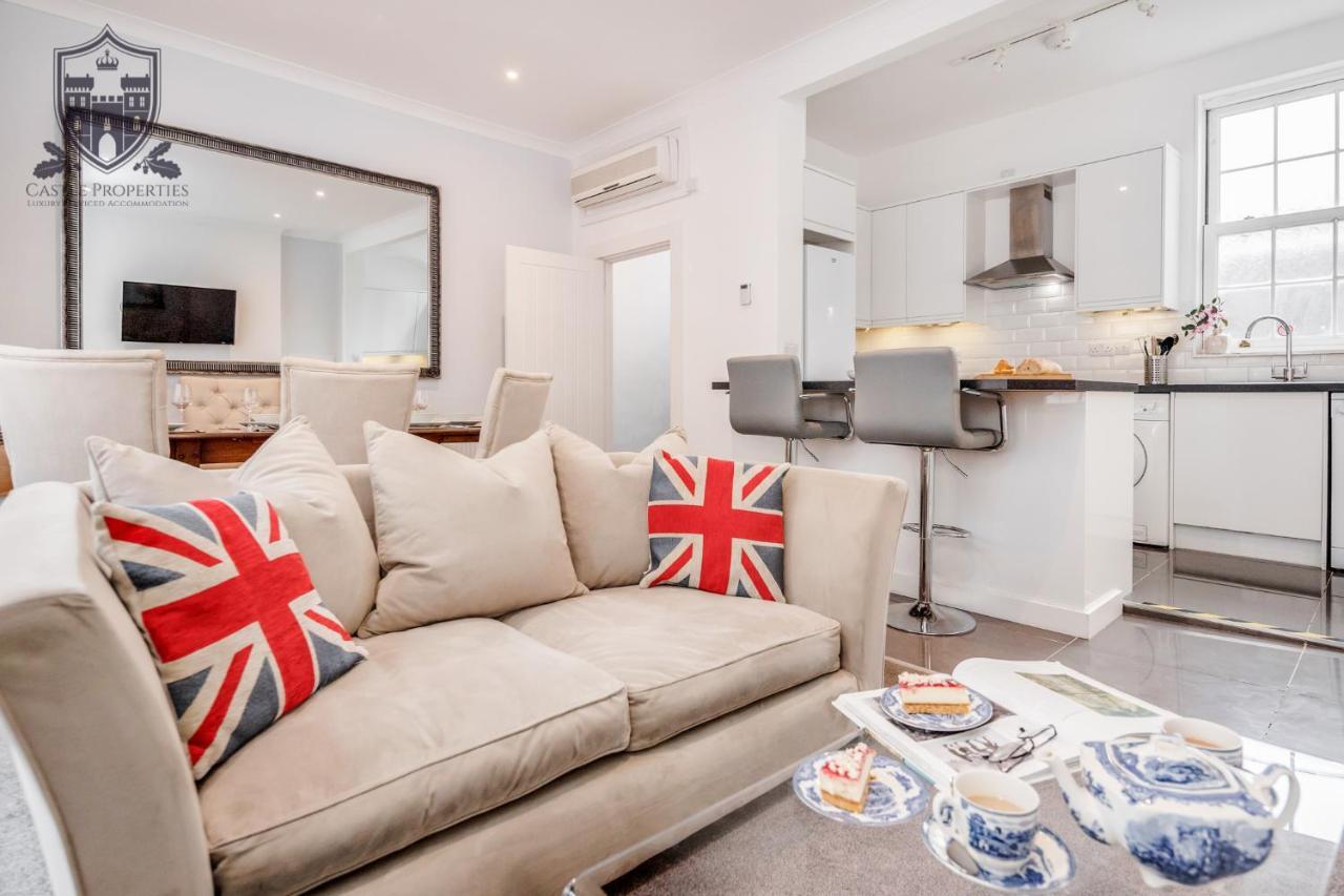 Castle Properties: The Sovereign 5 Bed Town House Уиндзор Екстериор снимка
