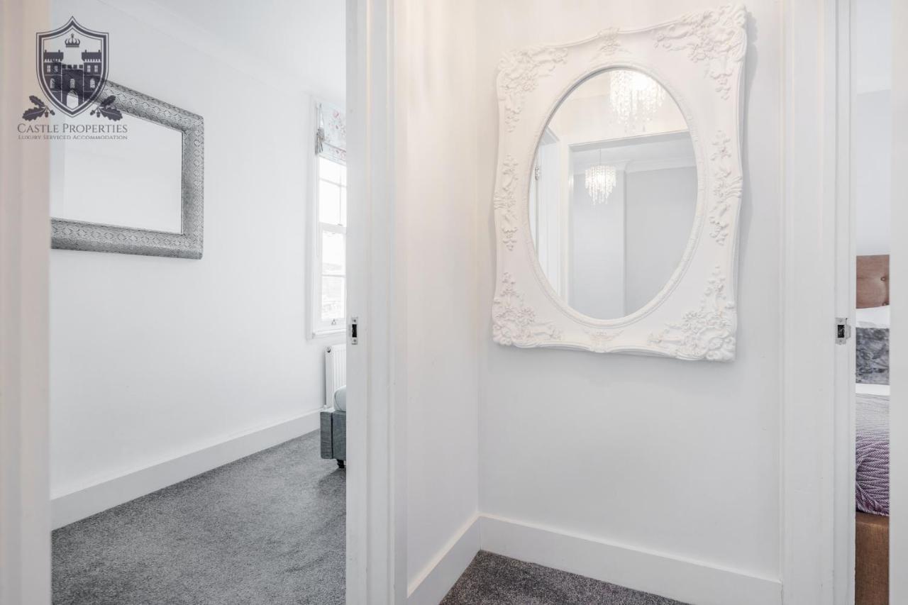 Castle Properties: The Sovereign 5 Bed Town House Уиндзор Екстериор снимка
